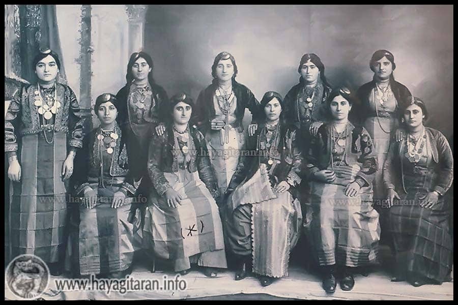 Հովհաննես Տապանյանի հարսներն ու թոռնուհիները, Պաֆրա, 1900 (Նրանք բոլորը, բացի Խոսրովուհի Աթմաճյանից, սպանվել են Դէր Զորի անապատներում)։ Hovhannes Tapanyan's Doughters-in-Law and Granddoughters, Pafra, 1900 ( They All Besides Khosrovuhi Atmadjyan were killed in the Deserts of Der-Zor) / Tapanian family / Bafra ,1900